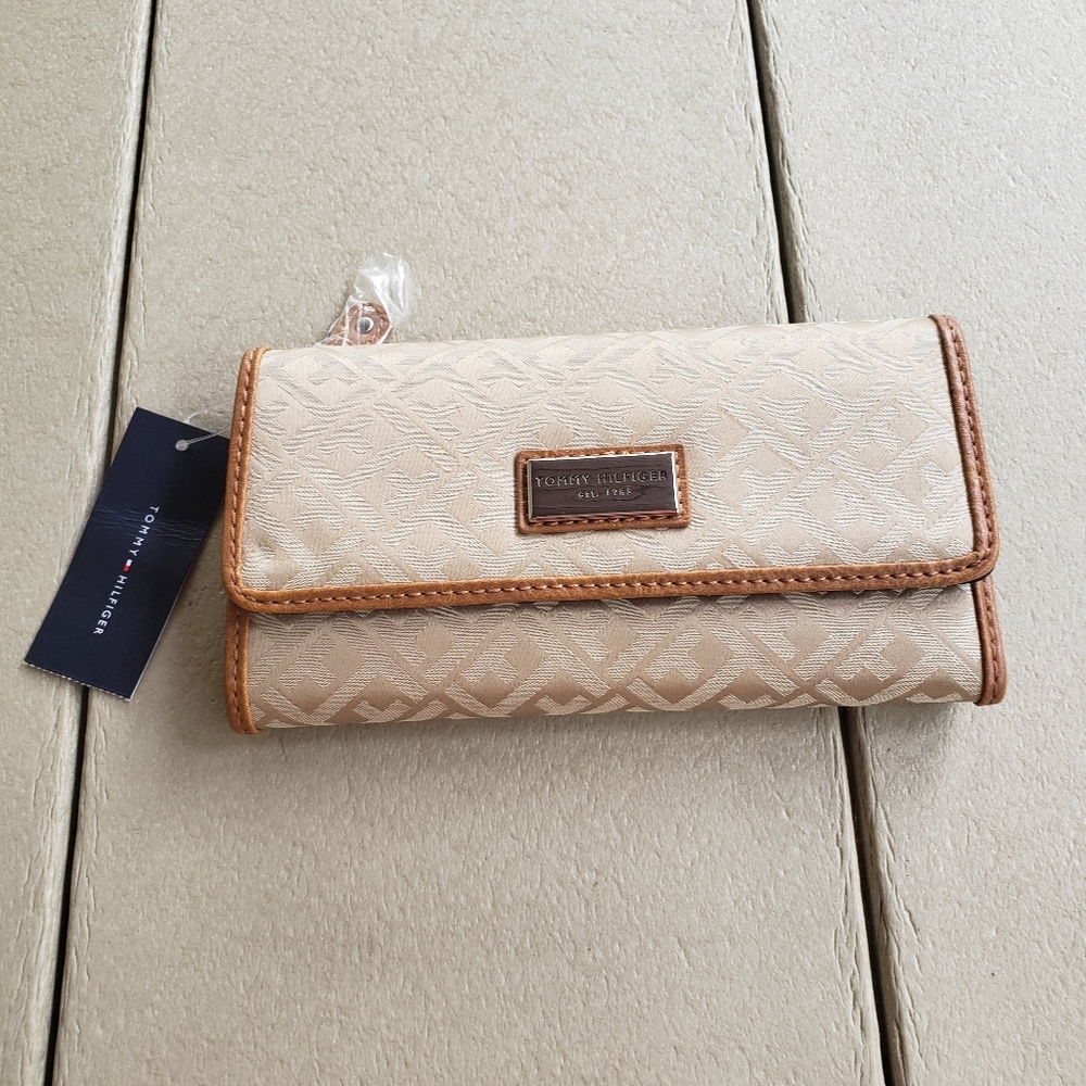 BRAND SPANKIN NEW 😜Tommy Hilf Wallet